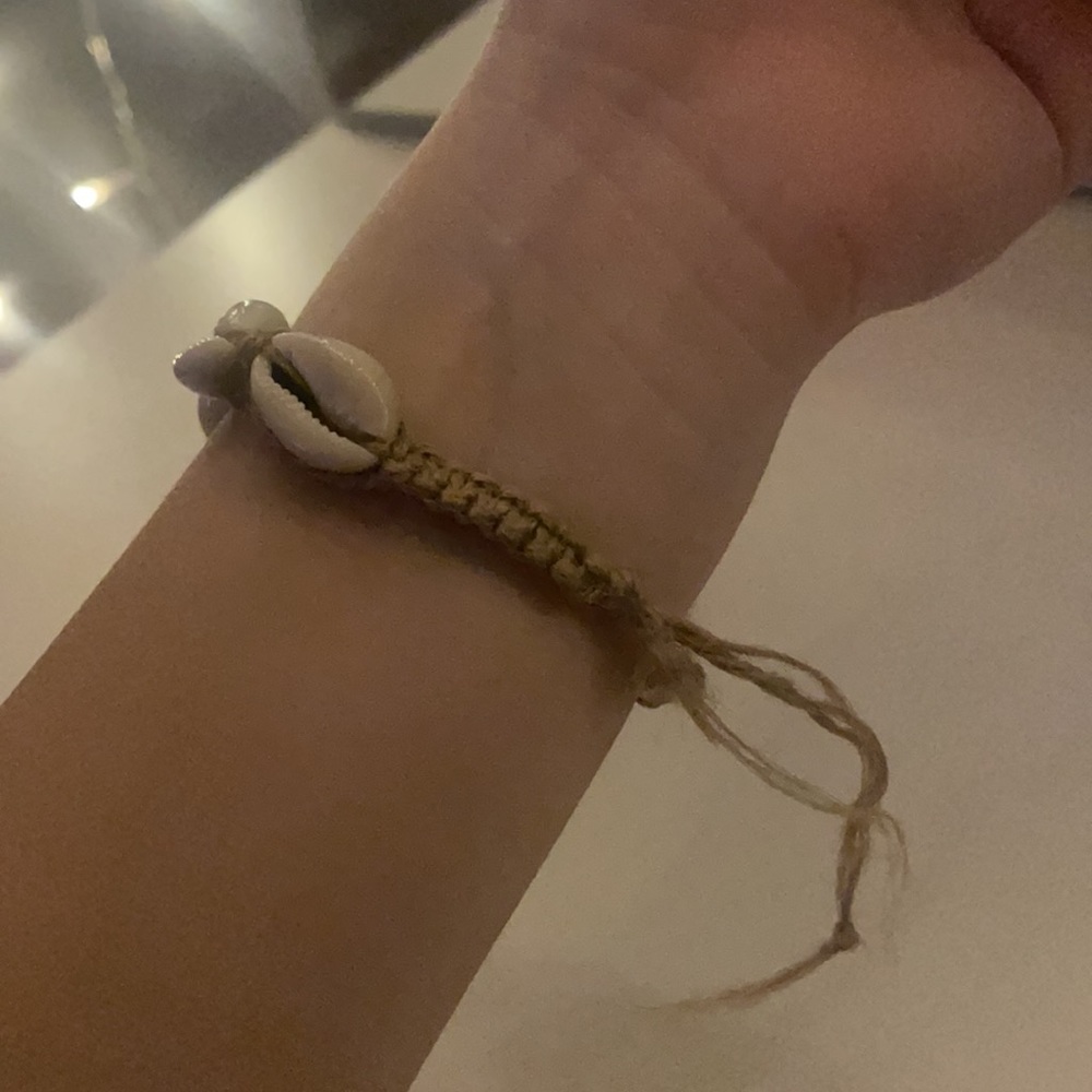 Shell Bracelet - Picture 2 of 3
